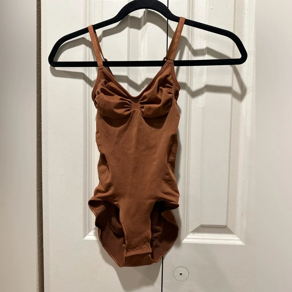 SKIMS Seamless Brown Bodysuit - Picture 6 of 8